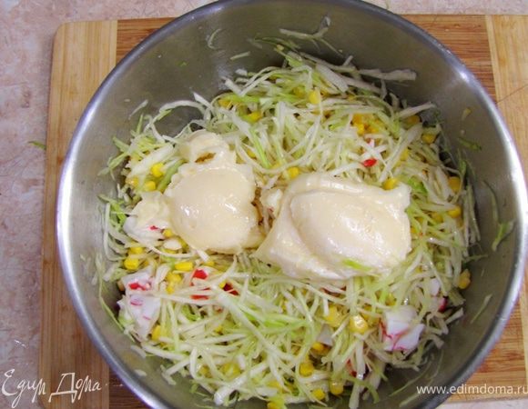 Полейте второй половинкой лимона. Перемешайте.
Положите две ложки вышеуказанного майонеза или любого другого, который вам нравится - 120 грамм. Все хорошенько перемешайте.
Дайте постоять хотя-бы полчаса.