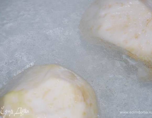 Сельдерей на несколько минут опустить в кипяток.