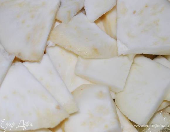 Обсушить,порезать небольшими ломтиками и тушить в масле.