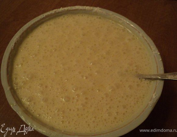 Осторожно вмешать муку и масло во взбитые яйца, ванильный экстракт.