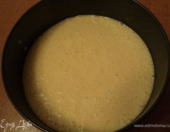 Тесто разделить на 3 части.
Одну часть теста вылить в форму для выпечки, застеленную бумагой для выпечки и смазанную маслом. Выпекать при температуре 180 градусов, 12-15мин. Готовый корж остудить на решетке.
