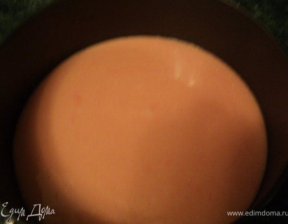 В третью часть теста добавить порошок малинового киселя, размешать. Выпечь корж.