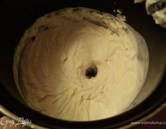 Для крема: желатин залить 40мл воды, дать набухнуть и распустить на водяной бане. Охлажденные сливки взбить до загустения, добавив в конце половину сахара.