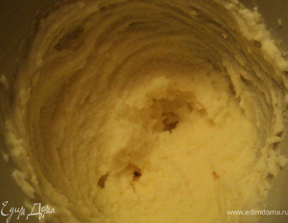 Маскарпоне осторожно растереть  с оставшимся сахаром.