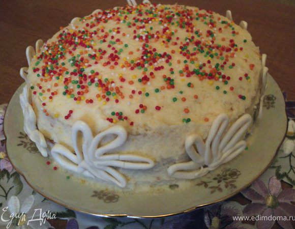 Осторожно вмешать маскарпоне во взбитые сливки, добавить распущенный желатин, перемешать.
Коржи сложить друг на друга ( шоколадный, розовый, белый), смазывая каждый слой кремом. Кремом смазать бока и верх торта. Верх украсить разноцветной посыпкой, бока фигурками из белого шоколада. Поставить в холодильник на 1 час. Приятного аппетита!
