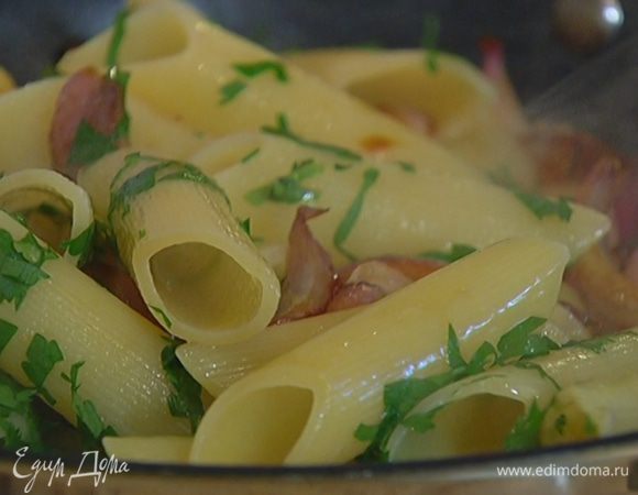 Макароны слить и отправить в сковороду с луком, добавить петрушку, влить уксус, все перемешать и еще немного прогреть.