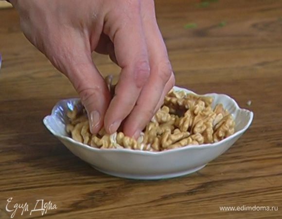 Горгонзолу и грецкие орехи покрошить.