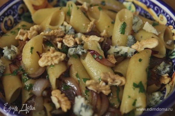 Выложить макароны в большое блюдо, посыпать горгонзолой, грецкими орехами, сбрызнуть оливковым маслом.