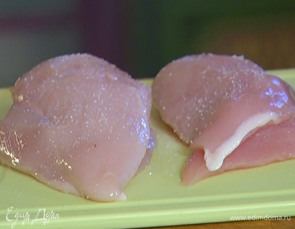 Грудки вымыть, посолить и поперчить со всех сторон.