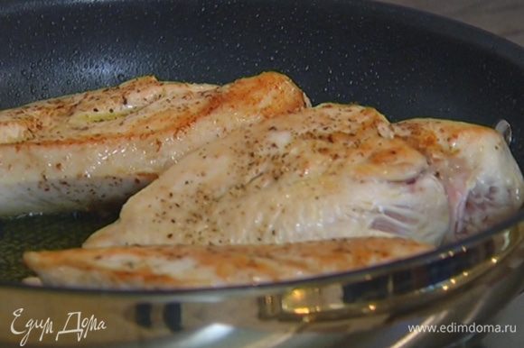 Разогреть в глубокой сковороде оливковое масло и выложить грудки. Обжаривать с обеих сторон до золотистой корочки.