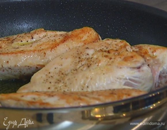Разогреть в глубокой сковороде оливковое масло и выложить грудки. Обжаривать с обеих сторон до золотистой корочки.