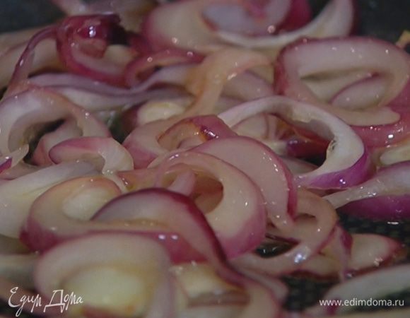 Лук почистить, нарезать кольцами и обжарить до золотистого цвета на той же сковороде, где готовились грудки.
