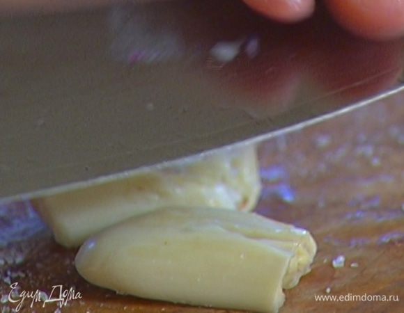 Чеснок почистить, раздавить плоской стороной ножа, посолить и перетереть в пасту.