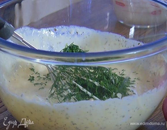 Приготовить соус: яйца слегка взбить, влить йогурт, добавить чеснок, фету, муку, орегано, базилик, укроп и перемешать.