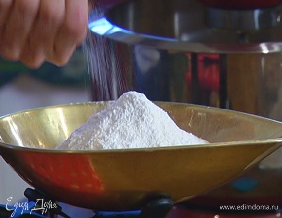 Муку перемешать с разрыхлителем и солью.