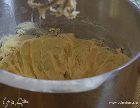 Приготовить тесто: 200 г предварительно размягченного сливочного масла вместе с сахаром взбить в комбайне насадкой для теста, затем, не прекращая взбивать, по одному ввести яйца, небольшими порциями всыпать муку с разрыхлителем и вымешать до однородного состояния.