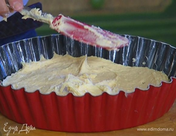 Форму для выпечки смазать оставшимся маслом, выложить тесто и равномерно распределить по всей форме. Отправить в разогретую духовку на 25-30 минут.