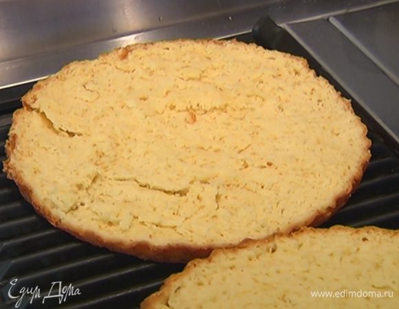 Готовый корж вынуть из формы, остудить на решетке, затем разрезать вдоль на две части.