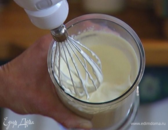 Сливки, полторы ст. ложки сахарной пудры и ванильный экстракт взбить миксером.