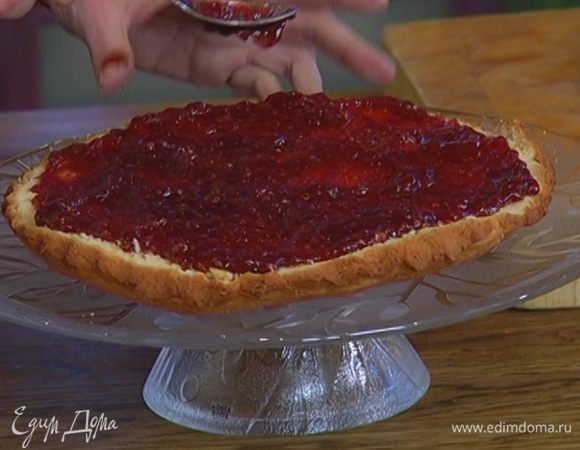 Нижний корж смазать вареньем.
