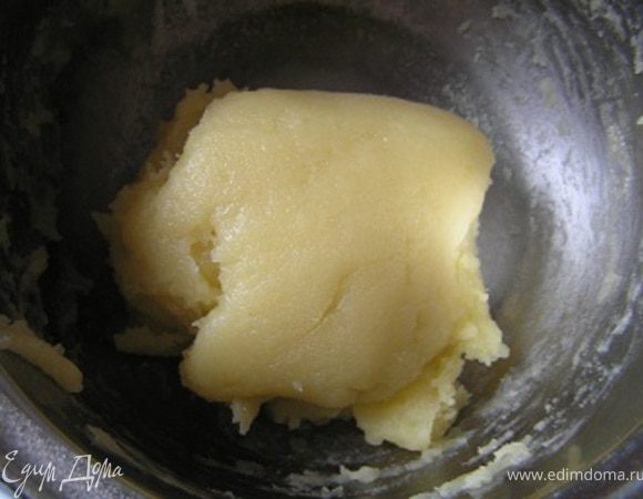пока тесто не начнет отходить от стенок посуды. Снять с огня.