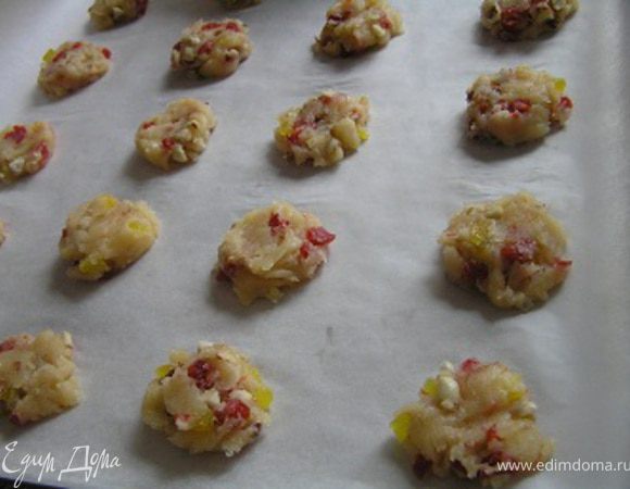 С помощью 2х чайных ложек выкладывать небольшое количество теста на застеленный бумагой для выпечки противень. У меня получилось 20 штук :)