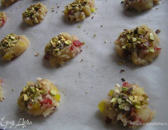 Сверху посыпать фисташками, слегка вдавить.