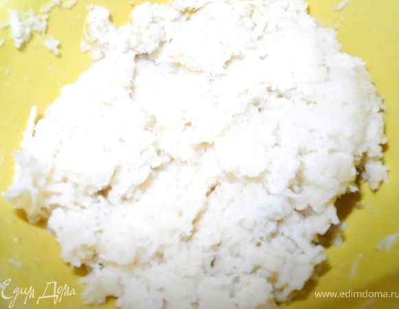 Хрен я очистила, натерла на мелкой тёрке. Согласна, это непросто,слёзы текли по щекам, но зато намечавшаяся простуда убежала со всех ног)))
Можно, конечно, воспользоваться блендером или мясорубкой, тогда не придётся плакать.