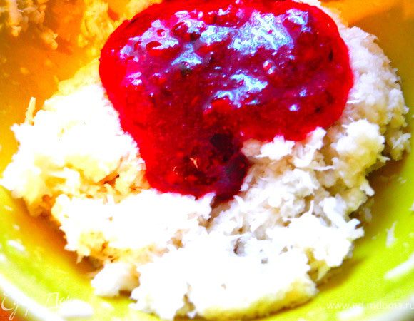 Затем в хрен добавим 1-2 ложки кипятка (может быть, больше - зависит от количества хрена), чтобы получилась кашица, но не жидкая. Затем я добавила пюре клюквы и фейхоа. Поскольку у меня пюре было с сахаром, то сахар я добавлять не стала, а только посолила по вкусу. Если нет готового пюре, то клюкву с фейхоа измельчаем в блендере и добавляем немного сахара.