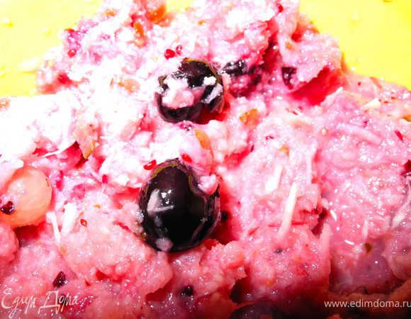 И потом добавила еще смородинки для разнообразия и большей кислоты. 
Очень вкусная получается приправа, можно использовать и к мясу, и к рыбе, и к копченостям, и к птице, и к салу. А уж какая полезная! Главное не есть её ложками, но это вряд ли и получится, острая всё-таки))) 