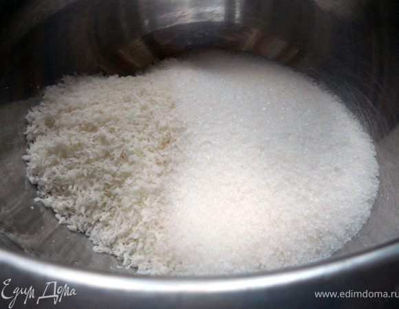 Соединить кокосовую стружку и сахар.