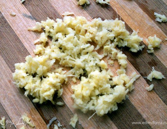 Очистить и натереть имбирь ***по рецепту полагался кусочек корня в сантиметр, я брал в несколько раз больше, т.к. люблю уверенный вкус имбиря***.