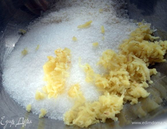 Вмешать его в сахар и кокос.