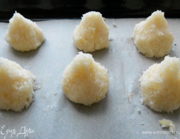 Сформировать пирамидки (достаточно уверенно нужно сжимать, придавая форму, чтобы не рассыпались. Если масса не получилась вязкой - добавить еще один белок, слишком влажной - немного стружки). Выложить на противень, выстланный бумагой и выпекать в предварительно разогретой до 170+-духовке, около 15 минут, или до светло-золотистого цвета. Дать немного остынуть в открытой духовке, затем остудить при комнатной температуре. Снимать хорошо охлажденными - теплые достаточно хрупки (проверил на первопроходце!:))) 