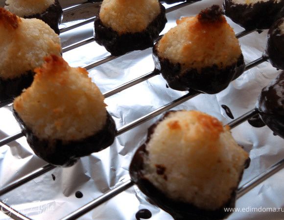 На водяной бане растопить шоколад (я также добавлял масло). Окунуть на 1/4 или 1/3 в шоколад (на этом этапе у меня сломалось второе печенье:)), поместить на решетку и дать затвердеть около часа, при комнатной температуре. Отличное печенье, со слегка влажно-тянучей текстурой и очаровательным имбирным послевкусием:) На 14+- штук. 