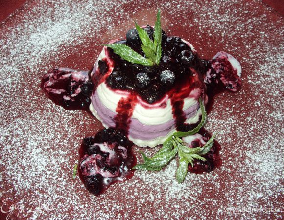 Творог перетереть через мелкое сито.
Чернику передавить с сахаром.
Желатин замочить и после растопить в тёплых сливках.
В творог добавить сахарную пудру и сливки с желатином перемешать и разделить на две части.
В одну добавить 25г черники перетёртой с сахаром и перемешать.
Силиконовую форму промыть холодной водой и выложить творожную массу слоями как на фото.
Поставить застывать мин. на 1 час.
Когда застынет вынуть из формы полить оставшейся черникой и украсить мятой.