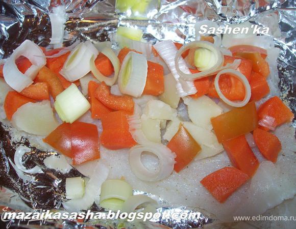 Картофель и морковь отварить в подсоленной воде до готовности. Слегка остудить и нарезать кубиками. Порей нарезать кружочками, перец нарезать кубиками и выложить овощи на треску