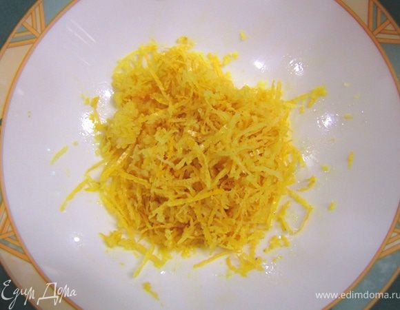 Порежьте довольно крупно грецкие орехи (на фото с ингредиентами).
Снимите цедру с лимона при помощи мелкой терки.