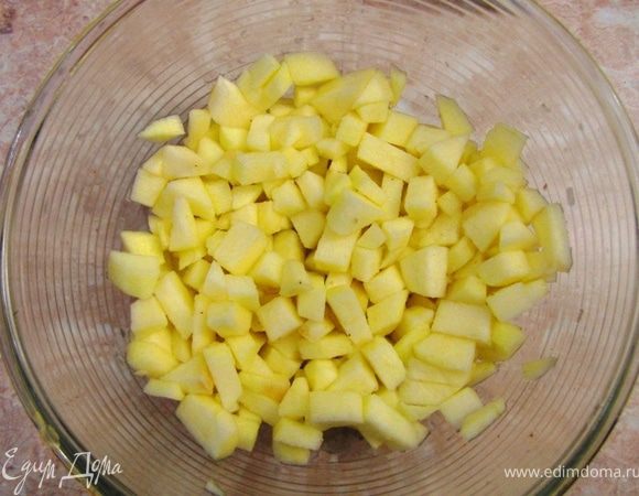 Очистите яблоки и порежьте их на небольшие кубики (можно яблоки не чистить, а только вырезать сердцевину).
Сложите яблоки в емкость и сразу полейте 2 столовыми ложками лимонного сока, чтобы яблоки не потемнели. Перемешайте яблоки.