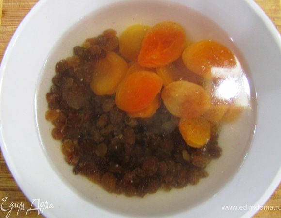 Замочите в кипятке на 5 минут курагу и изюм.