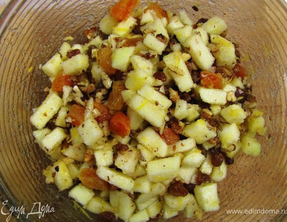 Отожмите сухофрукты. Курагу порежьте на четыре части.
Смешайте с яблоками курагу, изюм, грецкие орехи, цедру лимона и сахар.
Потрите на мелкой терке мускатный орех (можно корицу).
Влейте коньяк.
Хорошо перемешайте и оставьте на 10 минут для смешивания соков.