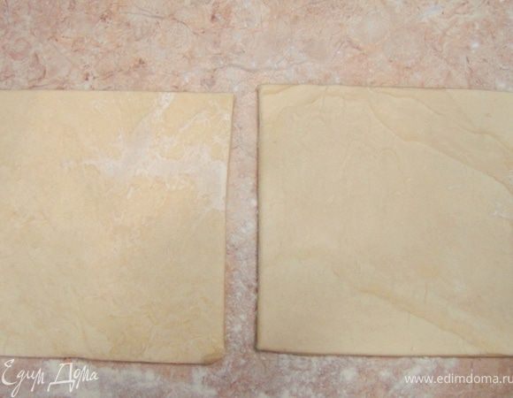 Раскатайте пласты теста до размеров 40х40 сантиметров, не забывая посыпать мукой.