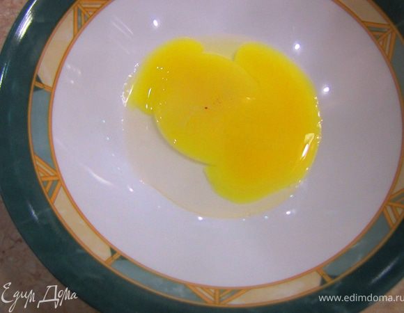 Положите пласты рядом так, чтобы один заходил на другой на пару сантиметров.
Отделите желток от белка. Добавьте в желток столовую ложку холодной воды и хорошо перемешайте. Таким желтком будет намного легче смазывать тесто.