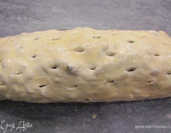 К сожалению я забыл сделать следующую фотографию, но постараюсь объяснить подробно.
Посыпьте тонким слоем на тесто манку не доходя до краев по 3 сантиметра. Она предотвратит преждевременное смачивание теста.
Положите сверху на манку начинку ровным слоем, оставляя выделившийся сок в посуде. Не забудьте оставить со всех сторон запас теста по 4 сантиметра и 10 сантиметров на дальнем конце, куда будете скручивать рулет.
Смажьте края теста желтком при помощи кисточки.
Аккуратно скатайте рулет, не забывая сразу скреплять тесто по краям.
В конце проверьте края рулета и хорошо ли прилипло тесто по длине рулета.
На противень положите бумагу для запекания и смажьте слегка сливочным маслом.
Выложите рулет на противень.
Сделайте сверху в нескольких местах глубокие отверстия до середины рулета, чтобы в процессе запекания весь пар мог свободно выходить из него. В противном случае получите небольшой взрывчик.