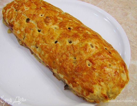 Запекайте в духовке 40 минут, предварительно разогретой до 180 градусов. Я ставил на нижнюю полку. Мы ели штрудель с фруктовым мороженым, но лучше с обычным сливочным.