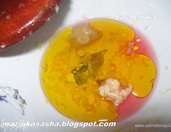 Чеснок мелко режем. (я лентяйка и по этому я пропускаю его  через пресс..).Затем 5 минут растираем его деревянной ложкой до состояния пасты, можно  немного посолить..)Смешиваем все ингредиенты для заправки (что касаемо уксуса, то тут я думаю можно и добавить ваш любимый)