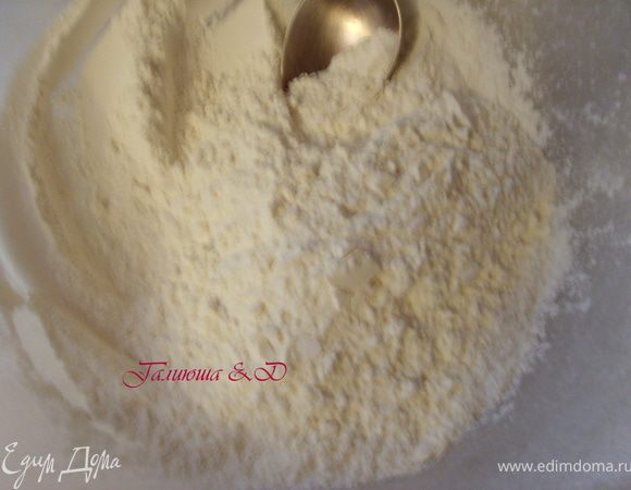 Приготовим сухую смесь. Просеем муку, крахмал и сахарную пудру, добавим соль и перемешаем. * Здесь главное не пересыпать муку и не пересолить. и если у вас повышенная чувствительность к  крахмалу, то замените его на перемолотый миндаль, тоже полстакана.