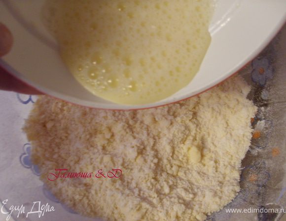 Мисочке взбить яйцо, можно вилкой, добавим ванильный экстракт и перемешаем. Добавить яйцо к масляно-мучной смеси и перемешать. *Если у вас все же не оказалось ванильного экстракта, так как он очень дорогой. Есть один проверенный способ: 1 ч.л. коньяка + 1 ч.л. ванилина. (Спасибо Тимуру за подсказку:)))