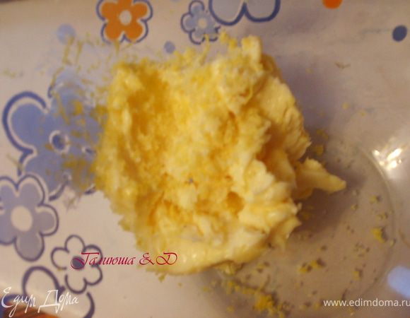 Сливочное масло комнатной температуры взбить миксером до кремосостояния. Добавим цедру и лимонный сок и перемешаем. Все же масло у меня было чуточку соленое, поэтому соль я не добавляла.