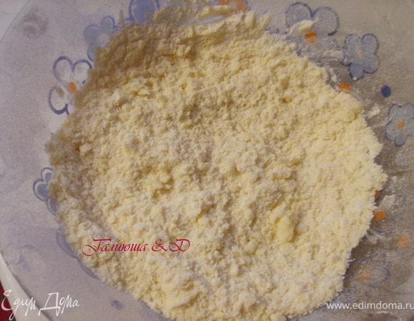 Всыпать в масло сухую смесь и перемешивать только до тех пор, пока все не соединится.